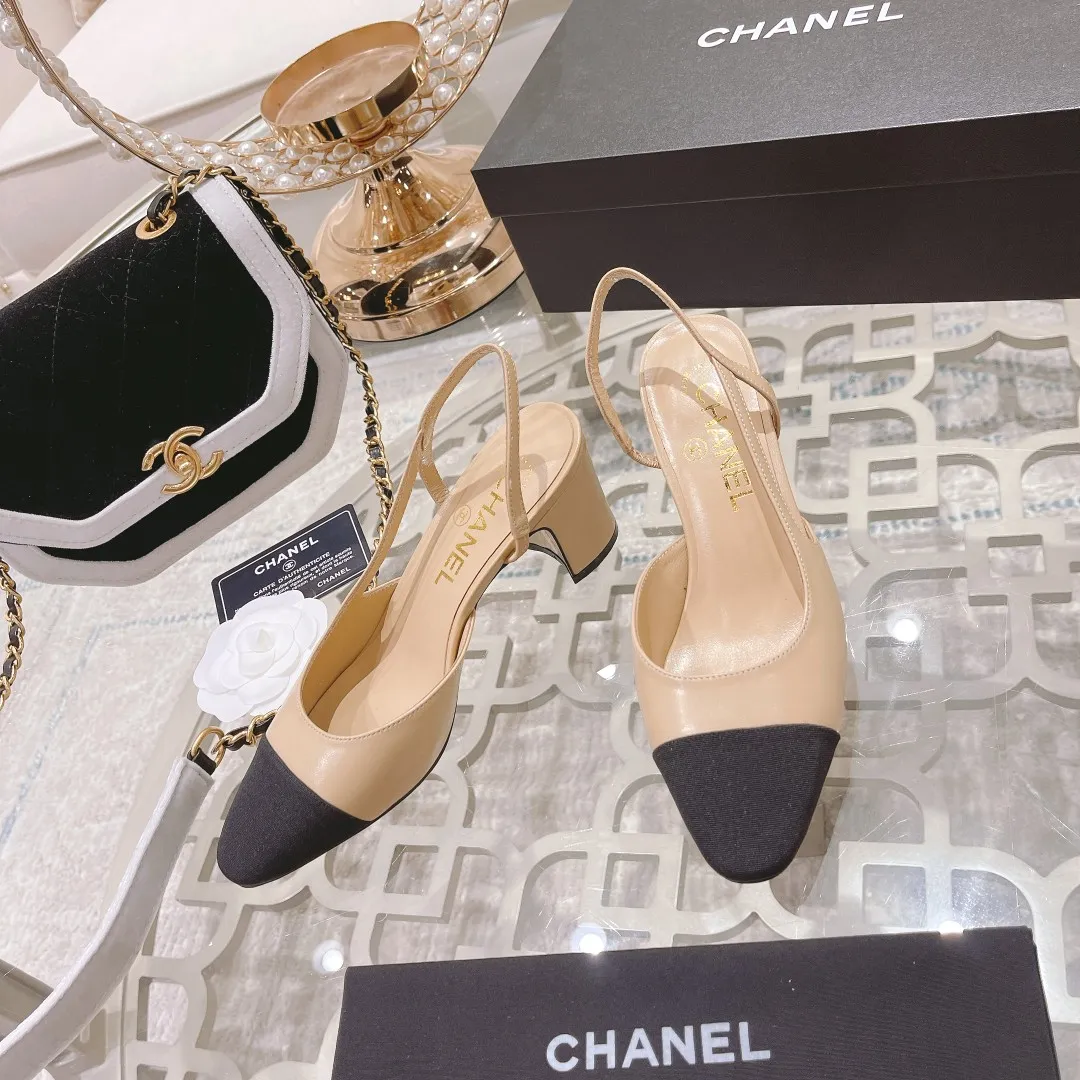 👟👟Ex-factory price 440👟👟 Chanel - Spring and summer classic color-blocked low-heeled side hollow sandals ⚠ Fashionable catwalk style❤ Mixed splicing colors, hollow toe style on the inside, 2.5cm thick heel and small logo embellishment, a fashionable interpretation! How to match the series to look good! Original customized wood-colored leather outsole, imported sheepskin surface, goatskin lining for feet... 35-40 regular sizes (41.42, 43 custom-made, non-returnable) 🎁Latest full set of packaging at the counter
